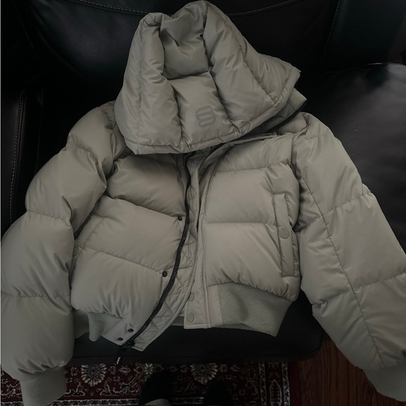 Aritzia Superpuff bomber coat - Picture 2 of 3